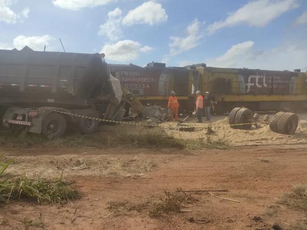  Maquinista morre após colisão entre trem e caminhão.(Imagem:Ângela Bispo/TV Clube )