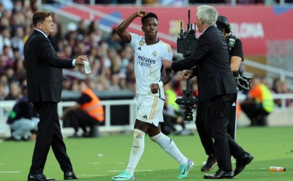 Vini Jr comemora a vitória ao ser substituído no clássico com o Barcelona(Imagem:AFP)