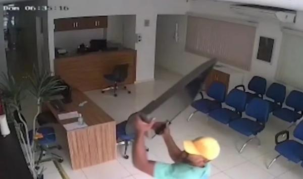 Homem invade sede da Subseção Coren em Floriano e rouba aparelho de TV.(Imagem:Reprodução)