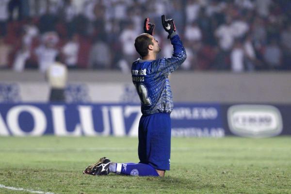 Marcos, do Palmeiras, comemora vitória contra o Corinthians na Libertadores de 1999.(Imagem:Marcos Mendes / Estadão Conteúdo)