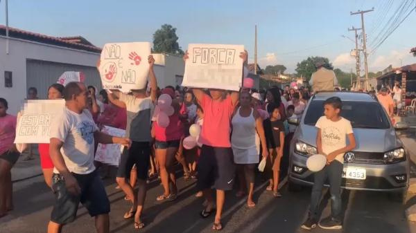 Família de adolescente abusada faz protesto em Teresina.(Imagem:Reprodução/TV Clube)