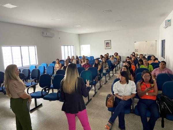 Médica Safira Leal e Enfermeira Patrícia Neiva conduzem palestra sobre assistência na Atenção Primária, como parte das ações do 