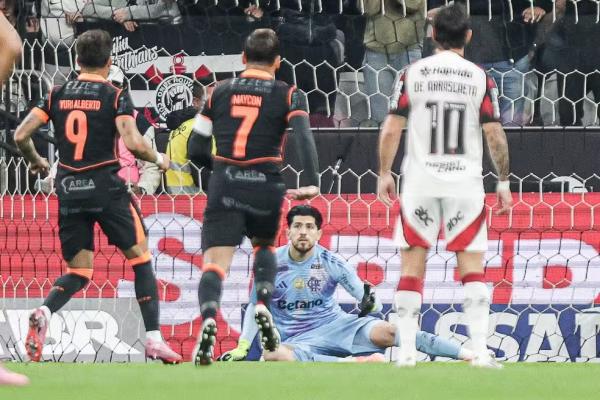 Corinthians 1 x 2 Flamengo: Rossi defendeu pênalti de Yuri Alberto sentado.(Imagem:Gilvan de Souza/Flamengo)