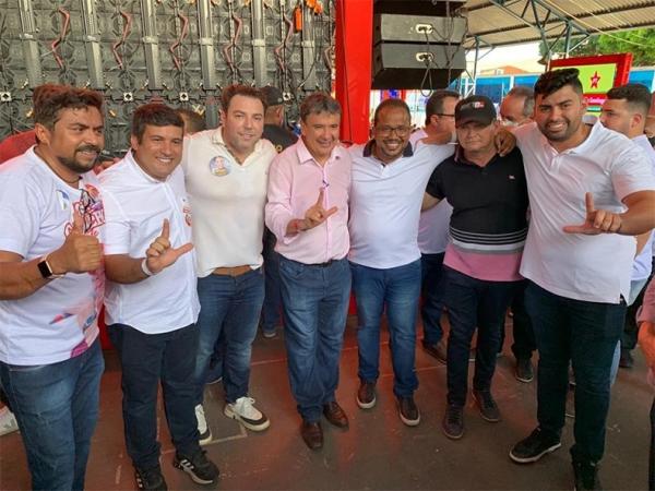 Na imagem respectivamente, o vereador Deolindo Moura (PT), Markim Costa (Republicanos), Wellington Dias, Enzo Samuel, Capitão Roberval Queiroz (União Brasil) e Eduardo Dragaallana(Imagem:Divulgação)