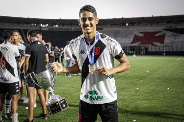 Roger, zagueiro da base do Vasco.(Imagem: Matheus Lima/Vasco)