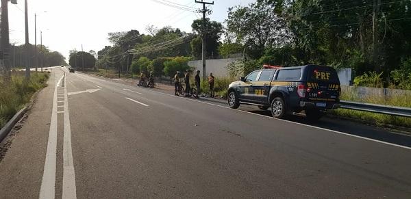 Casal de ciclistas é atropelado e tem bicicletas destruídas por carro na BR-343, em Teresina.(Imagem:Divulgação/PRF)