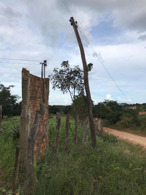 Poste está prestes a cair(Imagem:FlorianoNews)