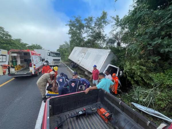 Motorista de caminhão fica preso às ferragens em rodovia do Piauí.(Imagem:Corpo de Bombeiros)