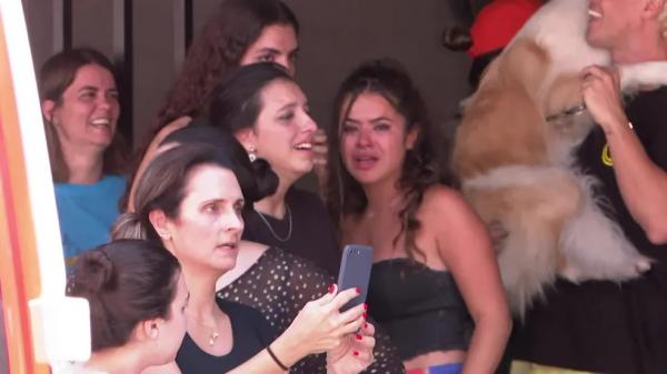 Maísa Silva chora após incêndio em apartamento no Recife. Momento da foto mostra quando cachorro foi resgatado.(Imagem:TV Globo)