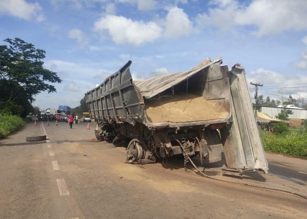 Acidente entre trem e caminhão na BR-343.(Imagem:Angela Bispo)