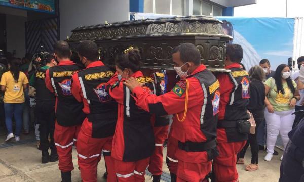 Bombeiros transportam caixão com corpo de Paulinha Abelha para o velório na cidade natal da cantora.(Imagem:Agência O Globo)
