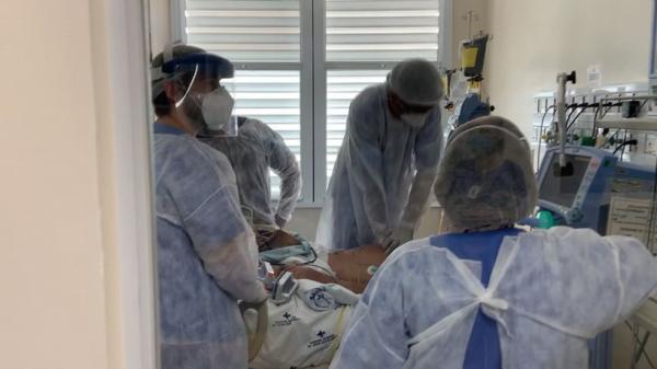 Paciente é reanimado dentro da UTI para Covid-19 do Hospital Jayme Santos Neves, no ES.(Imagem:Reprodução/TV Gazeta)