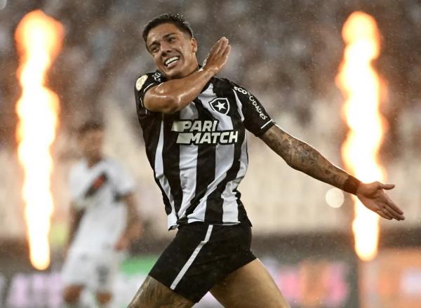 Carlos Alberto comemora gol do Botafogo contra o Vasco.(Imagem:André Durão / ge)