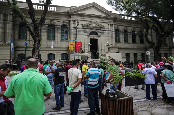 Motoristas rejeitam proposta, mantêm greve e protestam em frente a prefeitura(Imagem:Renato Andrade)