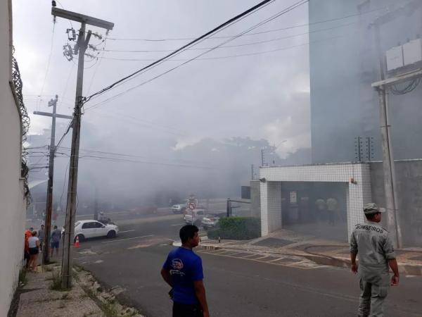  Incêndio com explosões atinge estacionamento de prédio próximo à Av. Marechal Castelo Branco, Zona Sul de Teresina.(Imagem:Ravi Marques/TV Clube )