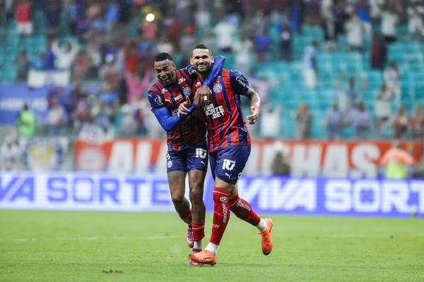 Jean Lucas e Willian José (direita) comemoram gol do Bahia.(Imagem:Rafael Rodrigues / EC Bahia)