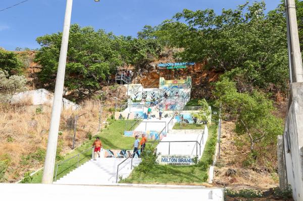 Prefeito agradece a Ciro Nogueira ao entregar obra com imagem de Jesus Cristo (Imagem:Ascom)