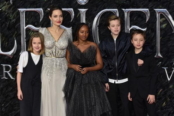 A atriz Angelina Jolie com quatro de seus seis filhos: Vivienne, Zahara, Shiloh e Knox.(Imagem:Getty Images)