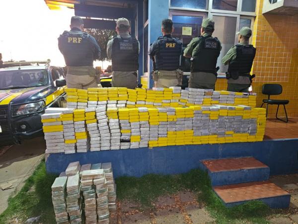 A droga PRF em Picos-PI realiza a maior apreensão de cocaína do ano no Brasil.escondida dentro da carga de milho a granel em um caminhão bitrem(Imagem:Divulgação/PRF)