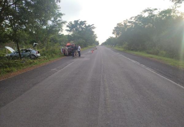 Passageiro morre e dois ficam feridos após colisão de carro com árvore na BR-343 em Floriano.(Imagem:Divulgação/PRF)