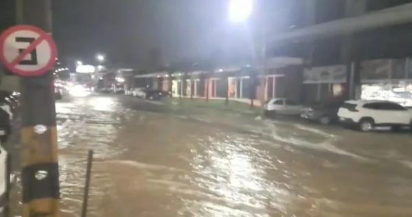 Avenida Homero Castelo Branco durante forte chuva.(Imagem:Renan Nunes/ TV Clube)