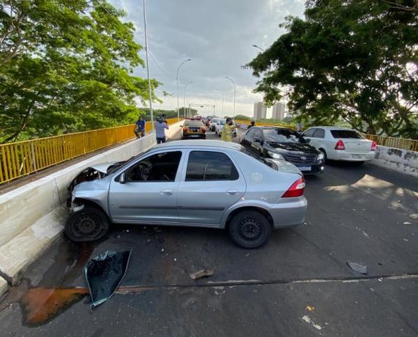 Após a colisão, carro se chocou com a mureta da ponte na Zona Leste de Teresina.(Imagem:Hélder Vilela /TV Clube)