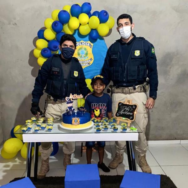 O garoto Arthur Emanuel que é fã da PRF, ganhou uma festa temática que contou com a presença de policiais em seu aniversário de 7 anos.(Imagem:Divulgação/PRF)