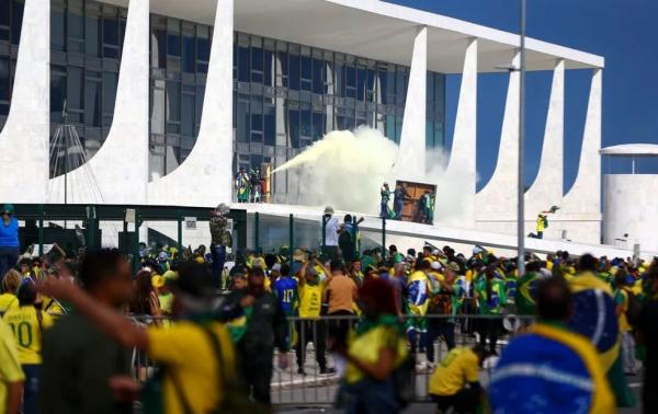  Bolsonaristas em atos terroristas em Brasília.(Imagem:Marcelo Camargo/Agência Brasil )