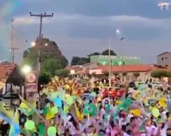 Aglomeração durante evento político em Água Branca.(Imagem:Reprodução/TV Clube)