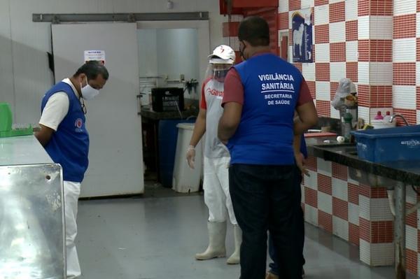 Vigilância sanitária fiscaliza supermercados em Floriano.(Imagem:Aparecida Santana/ TV Clube)