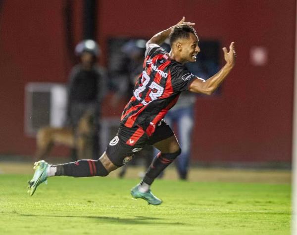 Mateus Gonçalves comemora Vitória x Bahia.(Imagem:Jhony Pinho/AGIF)