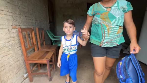 Mãe de menino com autismo denuncia que filho foi esquecido em ônibus escolar.(Imagem:Luiz Gustavo Graça/TV Clube)
