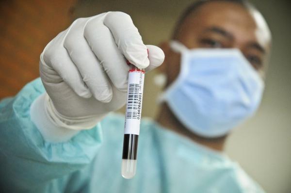 Coleta de sangue para teste do coronavírus no Distrito Federal.(Imagem:Breno Esaki/Agência Saúde)