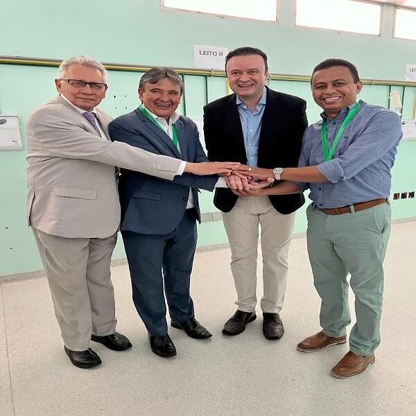 Deputado Dr. Francisco recebe medalha do Hospital Universitário.(Imagem: Divulgação)