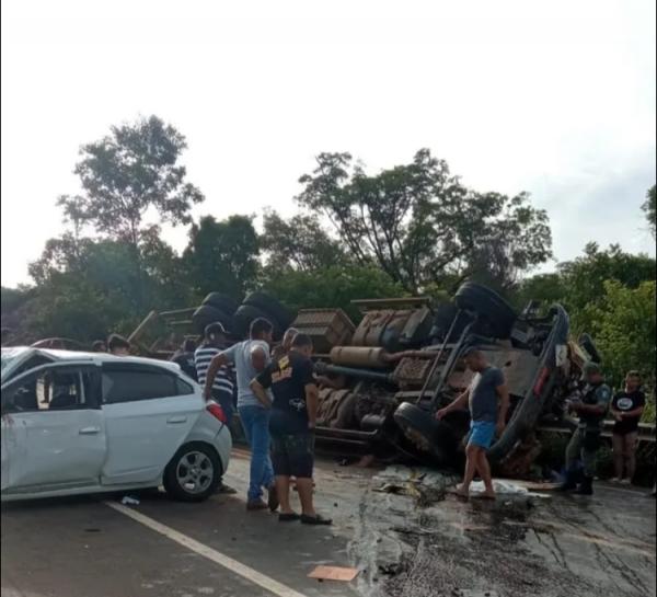 O acidente aconteceu no KM 541, na Serra de Santa Marta, região que separa as cidades de São Gonçalo do Gurguéia e Corrente. O carro e o caminhão trafegavam em sentidos opostos e c(Imagem:Reprodução)