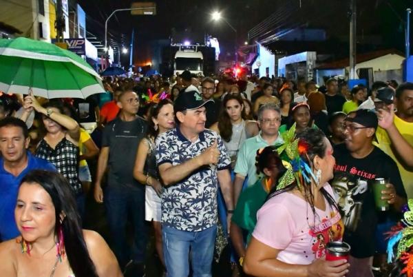 Foliões enfrentam a chuva e celebram com alegria o segundo arrastão do Carnaval de Floriano.(Imagem:Divulgação)