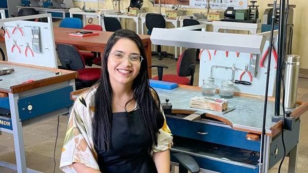 Designer Ravena Barroso durante atividade no CETAM.(Imagem:Arquivo pessoal)