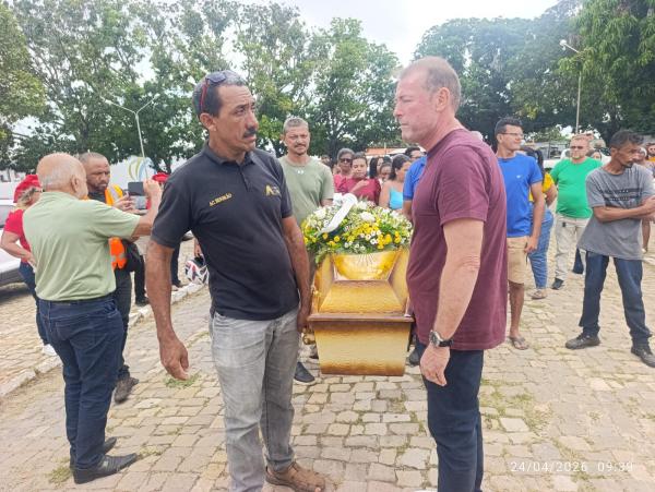 Corpo do rep&oacute;rter Joilson Leandro &eacute; sepultado em Floriano sob homenagens de familiares, amigos e colegas de profiss&atilde;o.(Imagem:FlorianoNews)