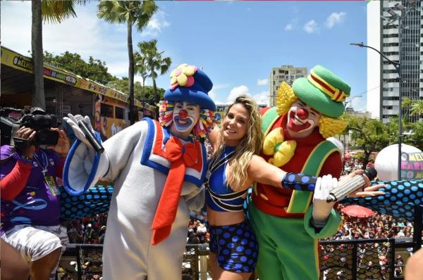 Carla Perez anima crianças no carnaval de Salvador vestida com histórico figurino do grupo.(Imagem:Sérgio Pedreira/Ag. Haack)