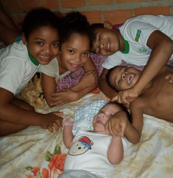 Filhos de Cleiciane Dias com o bebê encontrado.(Imagem:Arquivo Pessoal/ Cleiciane Dias)