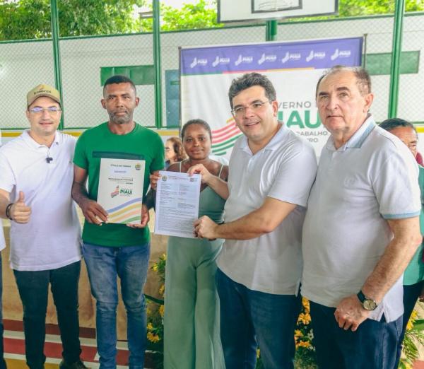 Fam&iacute;lias das comunidades Areal, Morrinhos e Tinguis receberam documentos que garantem seguran&ccedil;a jur&iacute;dica e acesso a cr&eacute;dito.(Imagem:Jo&atilde;o Allbert)