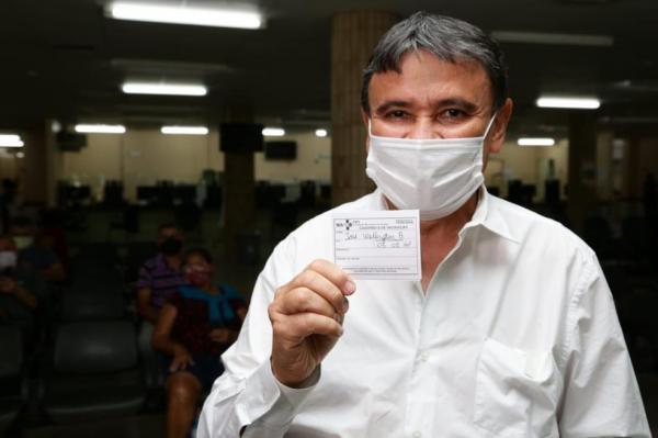 Governador do Piauí recebe a primeira dose da vacina contra Covid-19: 