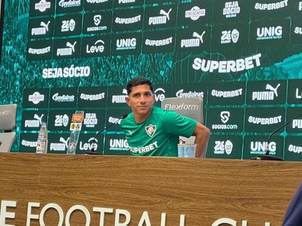 Savarino &eacute; apresentado pelo Fluminense.(Imagem:J&eacute;ssica Maldonado/ge)