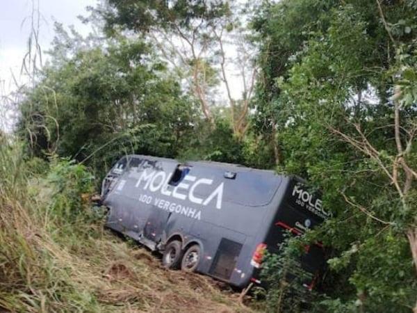 Colisão entre ônibus da Moleca 100 Vergonha e ambulância deixa um morto(Imagem:Reprodução)