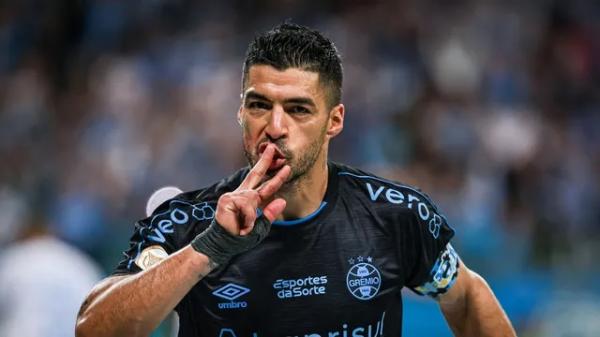 Suárez comemora gol pelo Grêmio.(Imagem:Maxi Franzoi/AGIF)