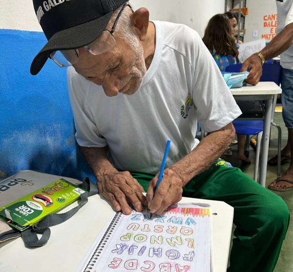 Jos&eacute; Manoel durante atividade em sala no anexo Malhada do Ceja Estela Nunes. (Imagem:Sandra Portela))