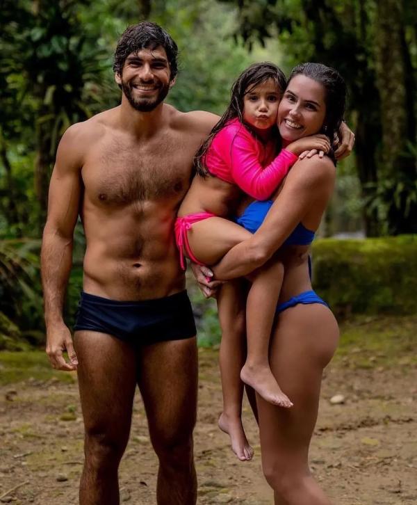Deborah Secco é casada com Hugo Moura, com quem tem Maria Flor.(Imagem:Reprodução/Instagram)