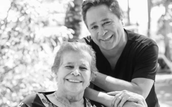 Leonardo com a mãe, Carmem Costa, que morreu aos 85 anos, em Goiânia, Goiás.(Imagem:Reprodução/Instagram de Leonardo)