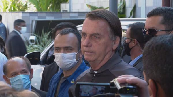 Sem máscara, Bolsonaro fala com jornalistas ao deixar hospital em SP neste domingo (18), após 4 dias internado por obstrução intestinal.(Imagem:Reprodução)