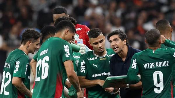 Abel Ferreira conversa com os jogadores do Palmeiras durante o D&eacute;rbi.(Imagem:Cesar Greco/Palmeiras)